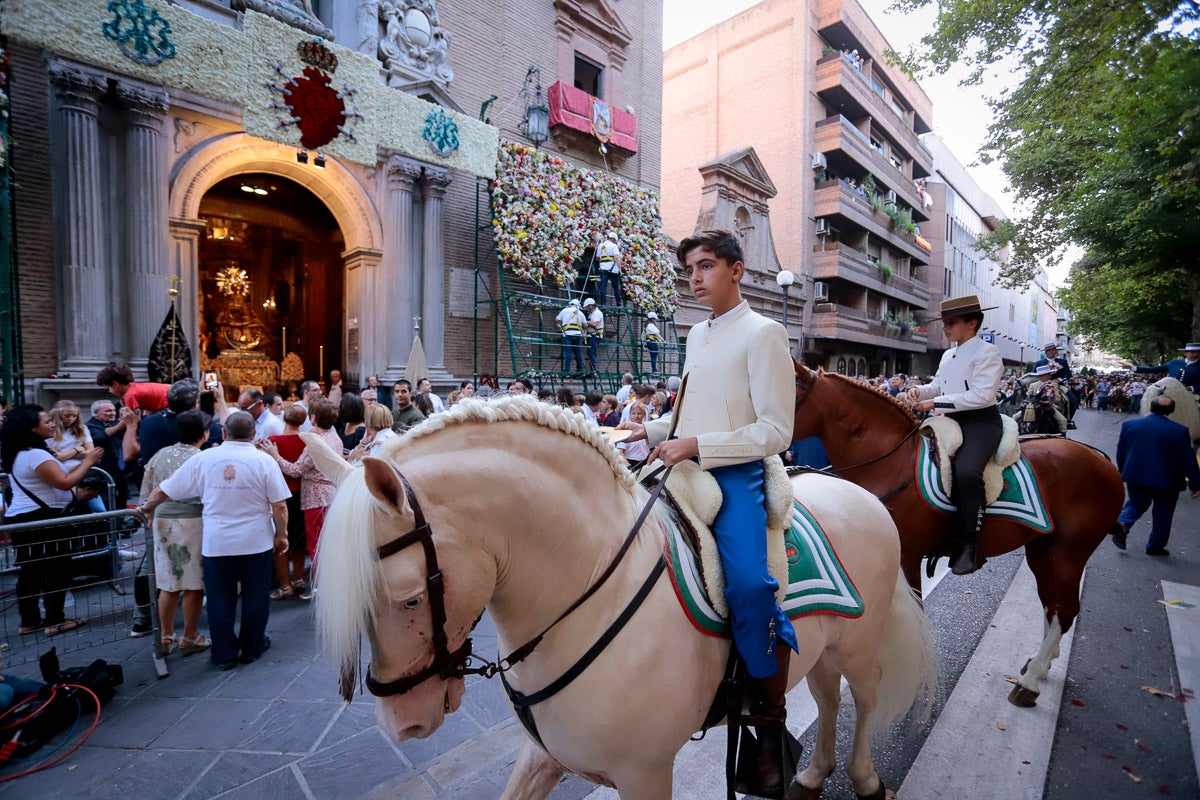 Miles de granadinos se reúnen en la Carrera para llenar de color la Basílica de las Angustias 