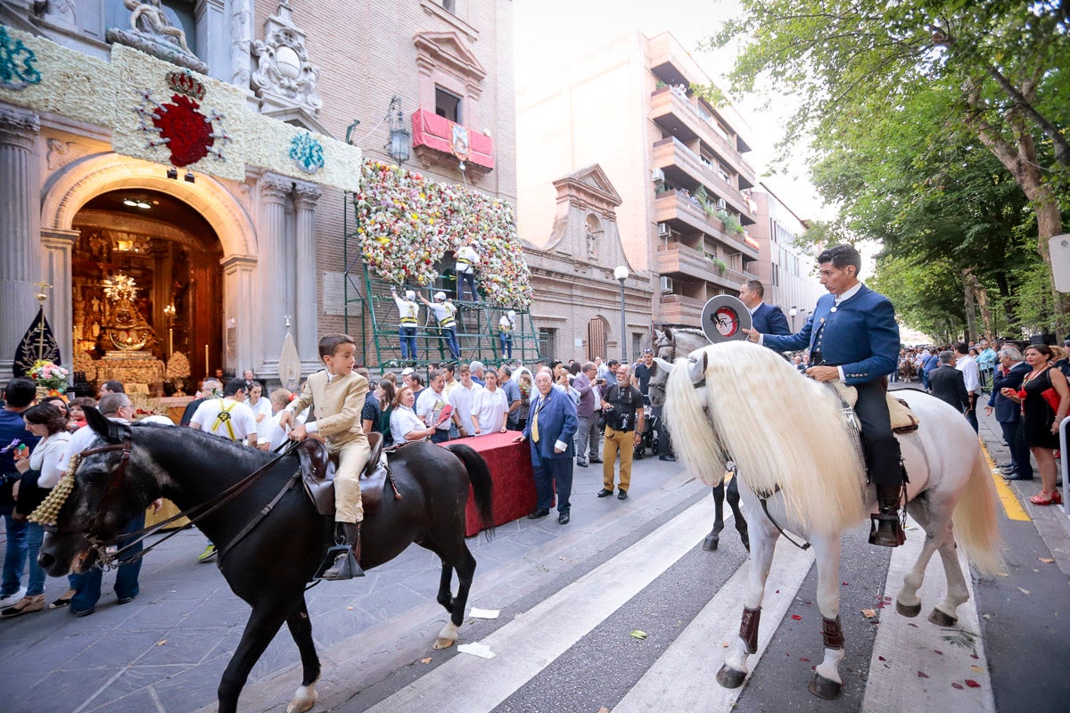 Miles de granadinos se reúnen en la Carrera para llenar de color la Basílica de las Angustias 