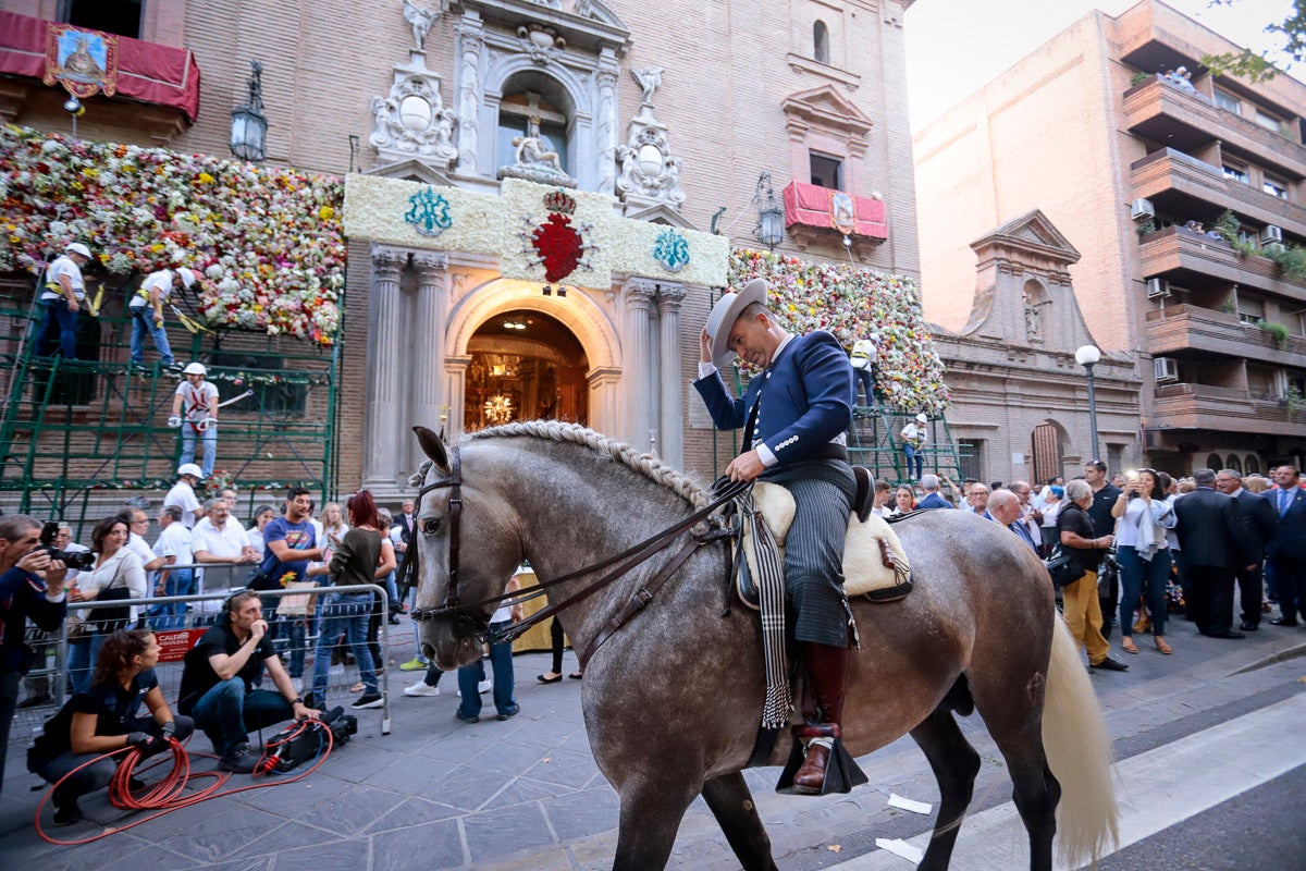 Miles de granadinos se reúnen en la Carrera para llenar de color la Basílica de las Angustias 