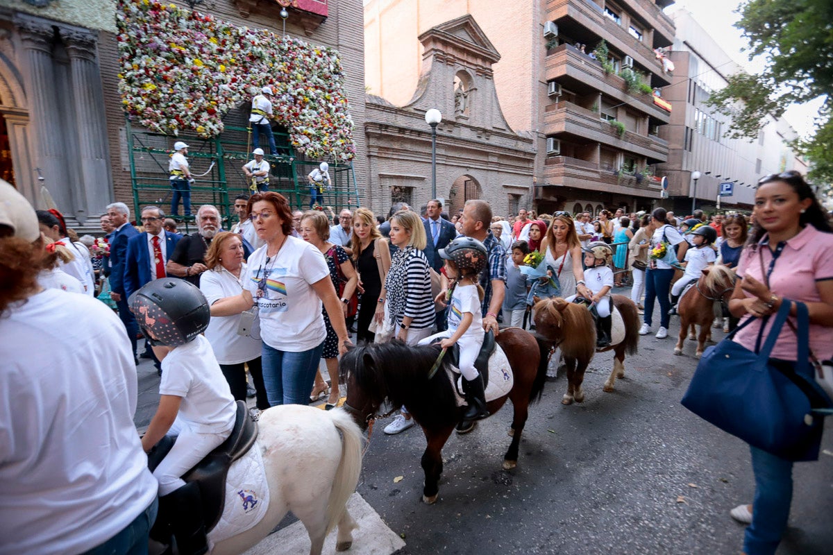 Miles de granadinos se reúnen en la Carrera para llenar de color la Basílica de las Angustias 