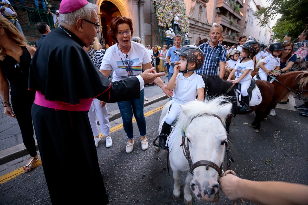 Miles de granadinos se reúnen en la Carrera para llenar de color la Basílica de las Angustias 