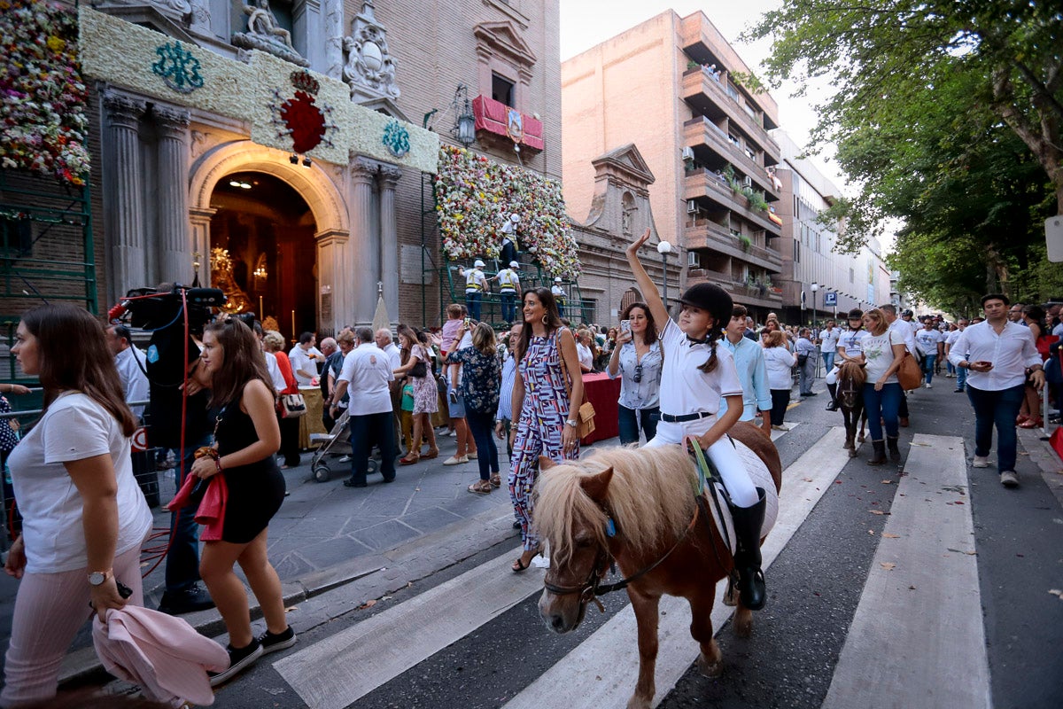 Miles de granadinos se reúnen en la Carrera para llenar de color la Basílica de las Angustias 