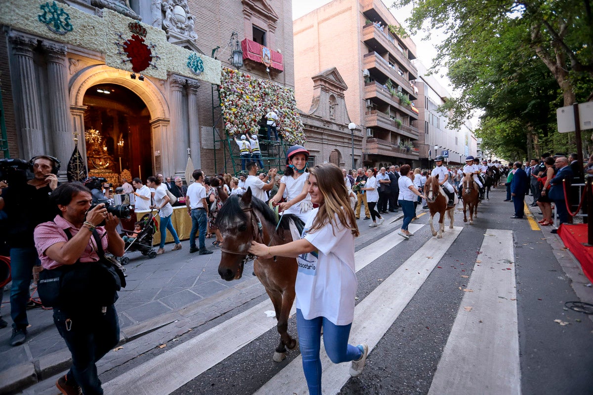 Miles de granadinos se reúnen en la Carrera para llenar de color la Basílica de las Angustias 