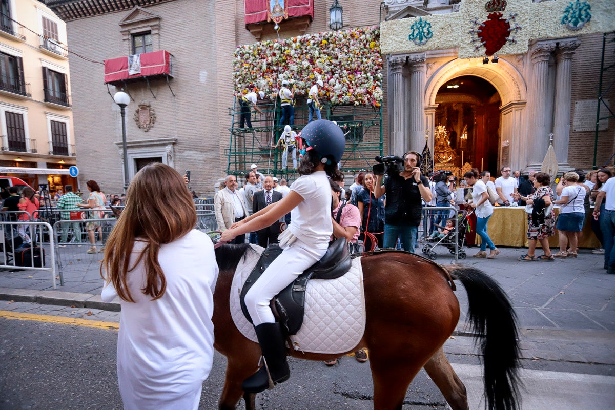 Miles de granadinos se reúnen en la Carrera para llenar de color la Basílica de las Angustias 