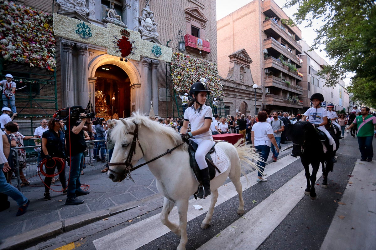 Miles de granadinos se reúnen en la Carrera para llenar de color la Basílica de las Angustias 