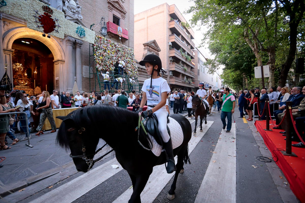 Miles de granadinos se reúnen en la Carrera para llenar de color la Basílica de las Angustias 