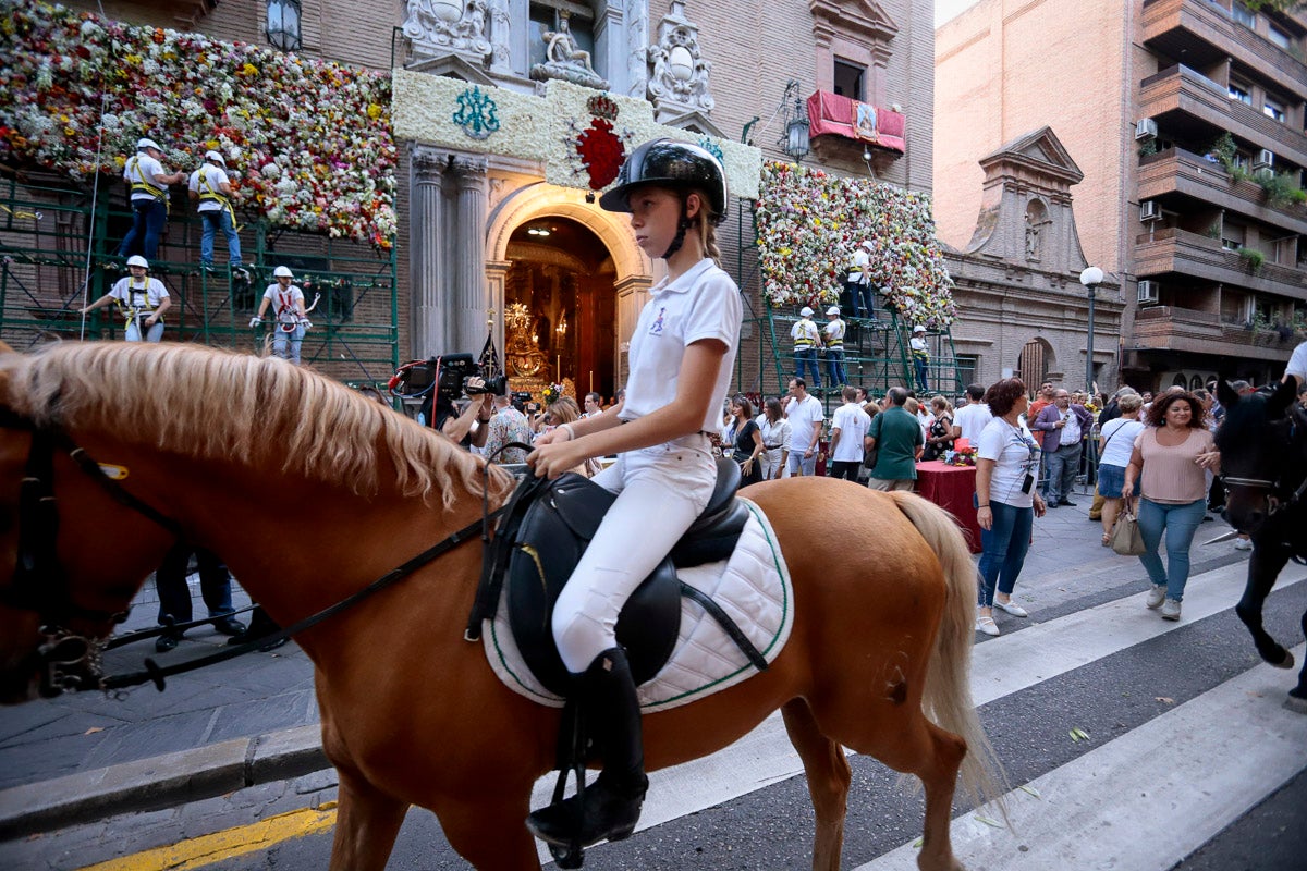 Miles de granadinos se reúnen en la Carrera para llenar de color la Basílica de las Angustias 