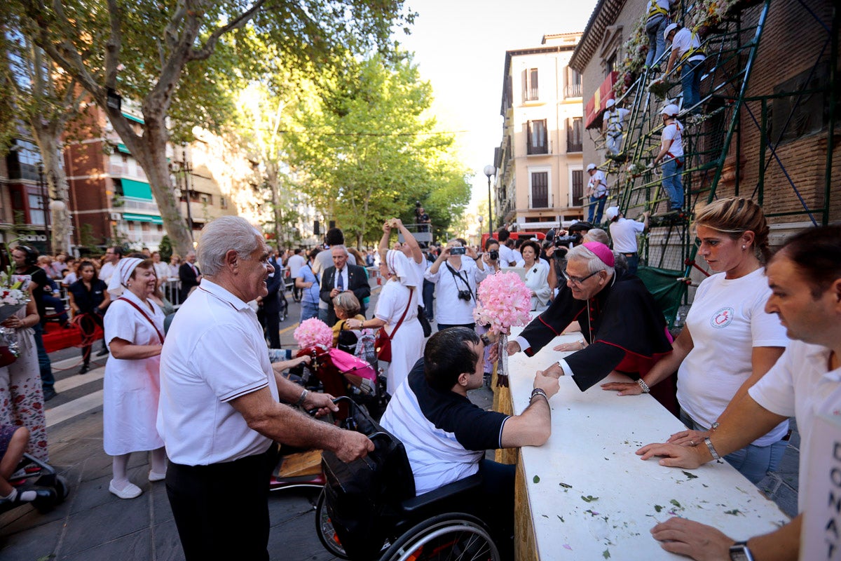 Miles de granadinos se reúnen en la Carrera para llenar de color la Basílica de las Angustias 