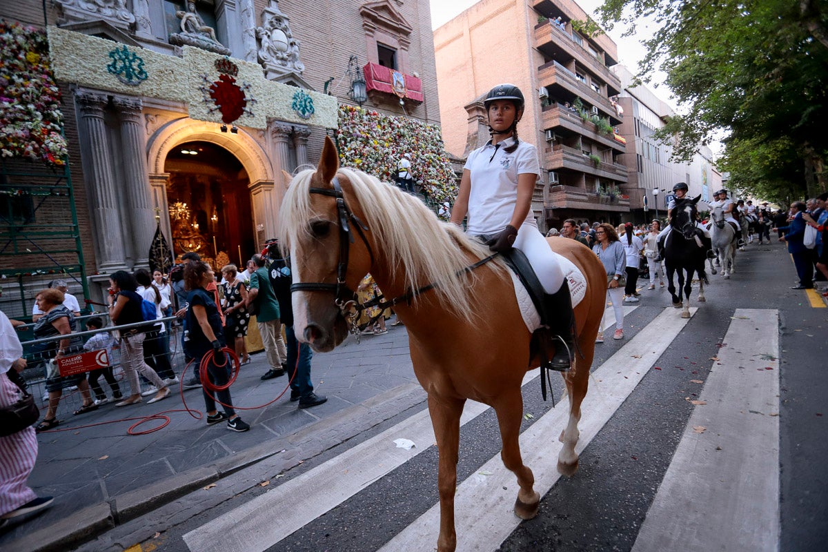 Miles de granadinos se reúnen en la Carrera para llenar de color la Basílica de las Angustias 