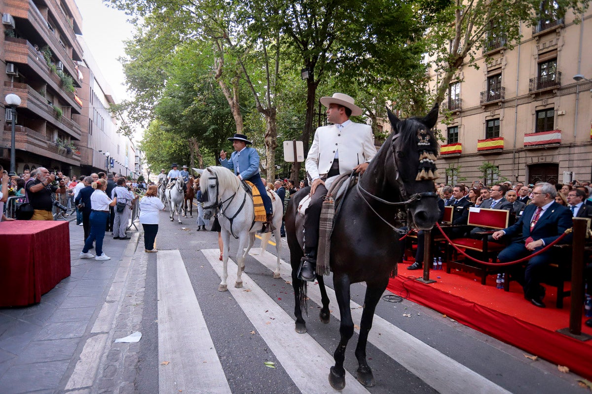 Miles de granadinos se reúnen en la Carrera para llenar de color la Basílica de las Angustias 