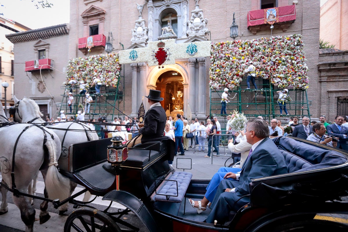 Miles de granadinos se reúnen en la Carrera para llenar de color la Basílica de las Angustias 