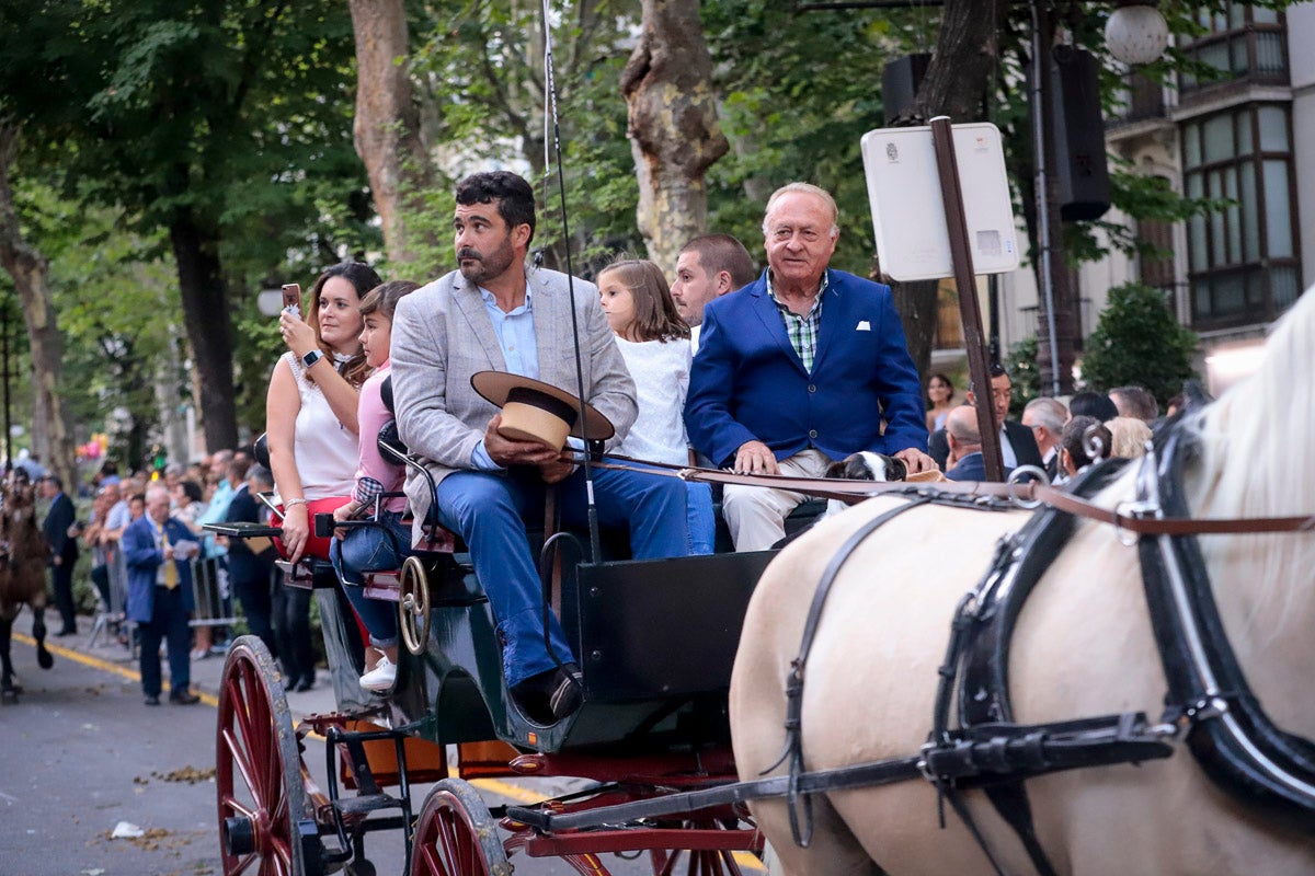 Miles de granadinos se reúnen en la Carrera para llenar de color la Basílica de las Angustias 