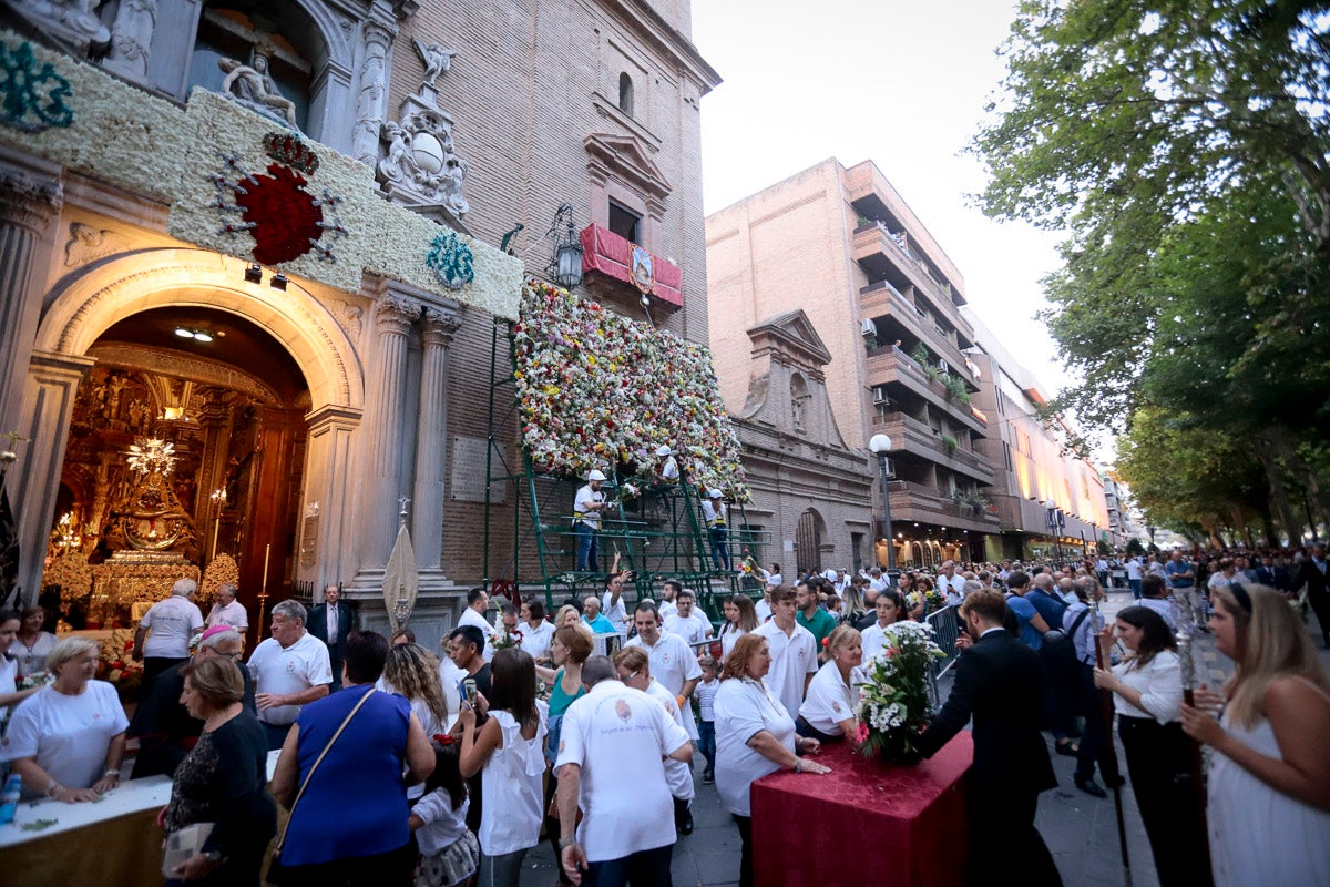 Miles de granadinos se reúnen en la Carrera para llenar de color la Basílica de las Angustias 