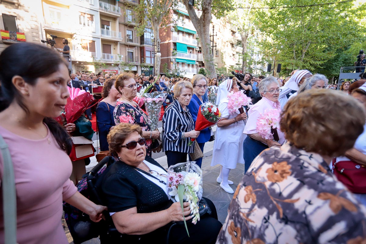 Miles de granadinos se reúnen en la Carrera para llenar de color la Basílica de las Angustias 