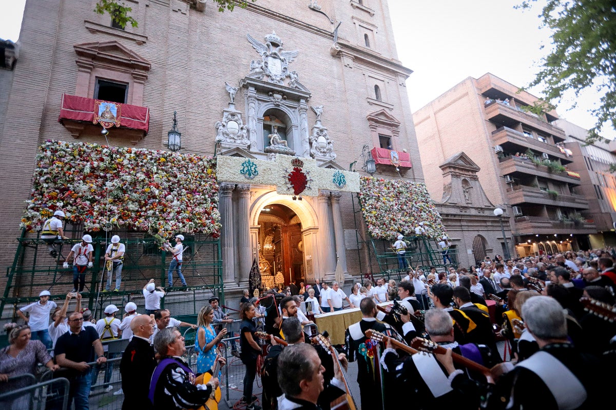 Miles de granadinos se reúnen en la Carrera para llenar de color la Basílica de las Angustias 