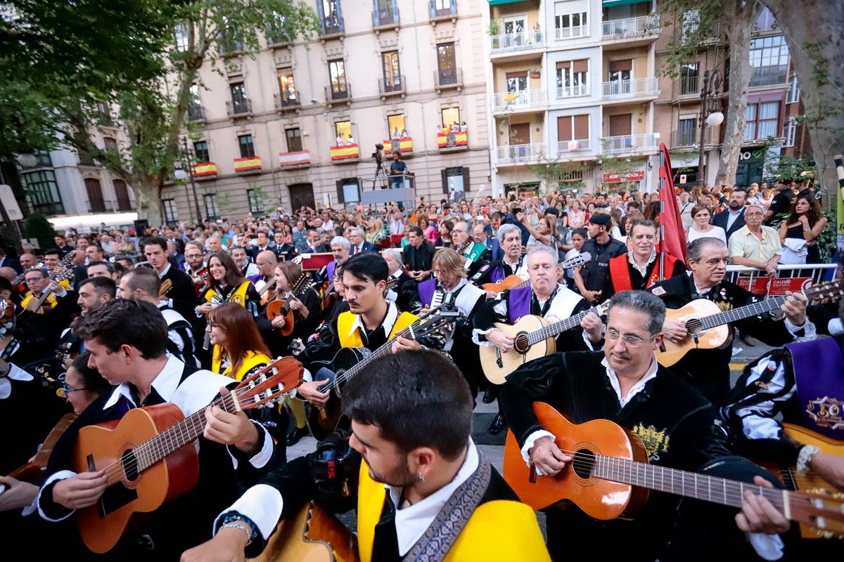 Miles de granadinos se reúnen en la Carrera para llenar de color la Basílica de las Angustias 