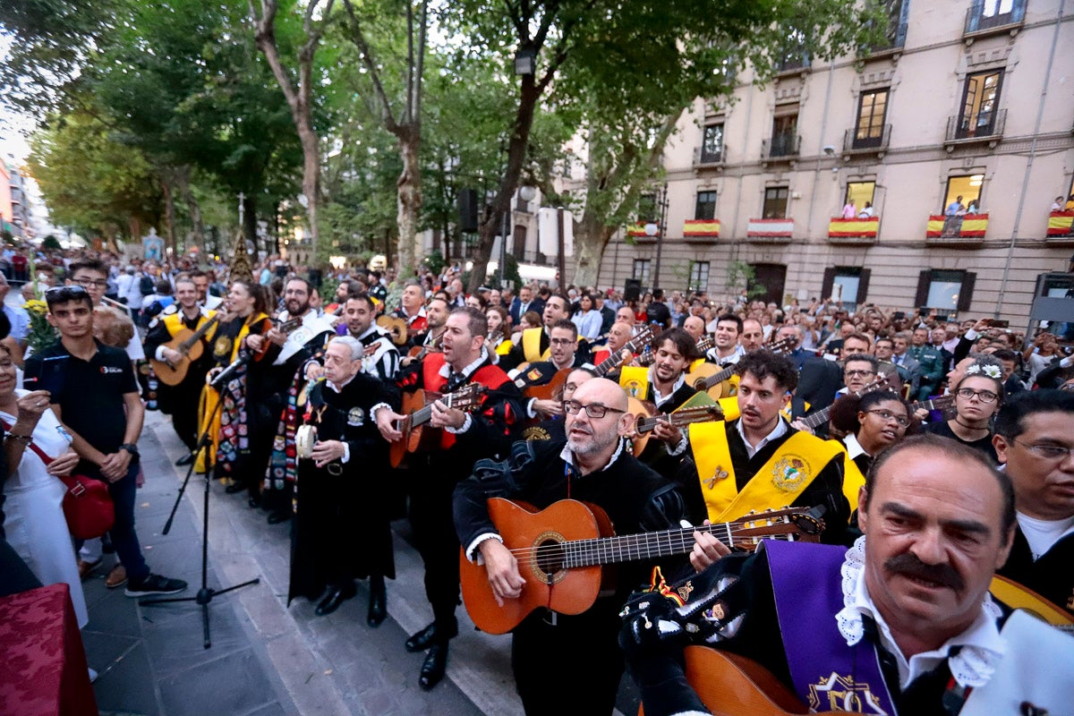 Miles de granadinos se reúnen en la Carrera para llenar de color la Basílica de las Angustias 