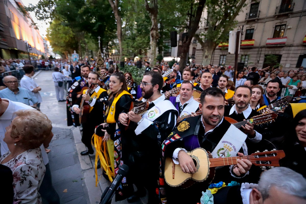 Miles de granadinos se reúnen en la Carrera para llenar de color la Basílica de las Angustias 