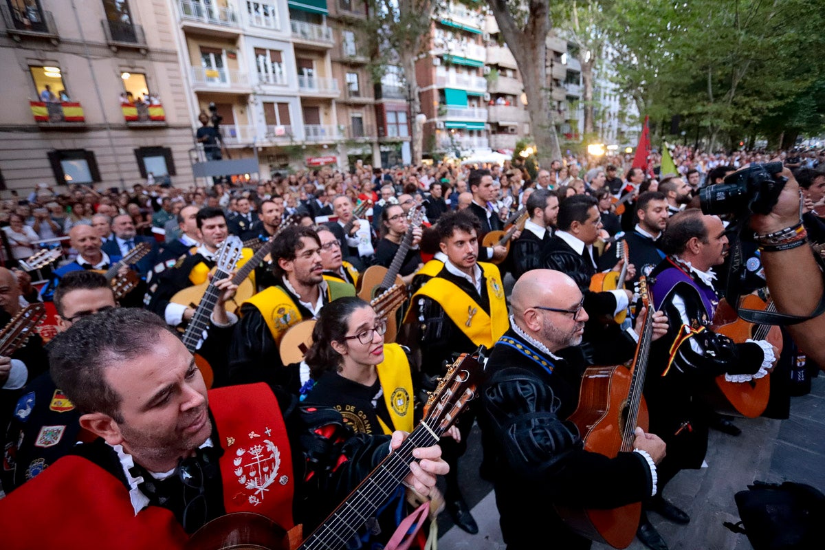 Miles de granadinos se reúnen en la Carrera para llenar de color la Basílica de las Angustias 