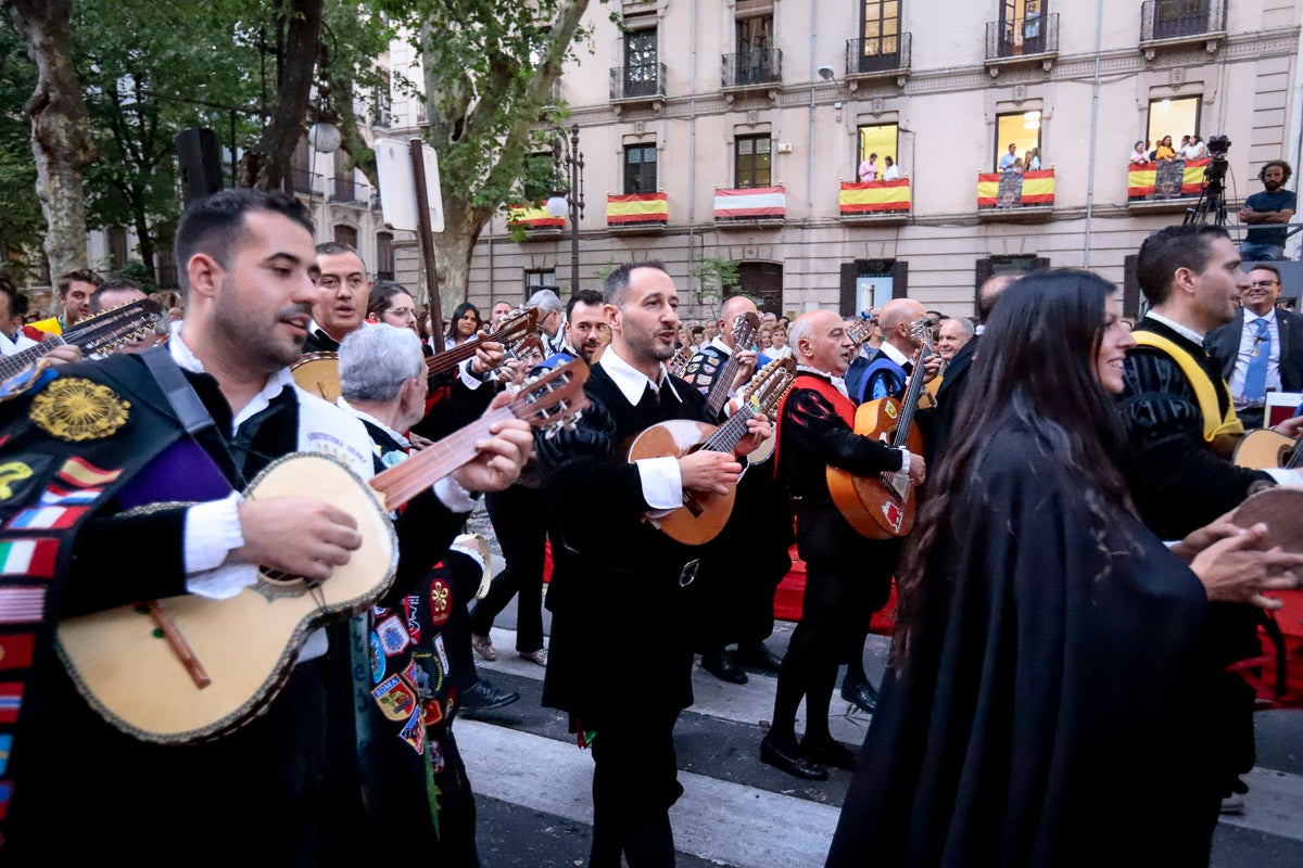 Miles de granadinos se reúnen en la Carrera para llenar de color la Basílica de las Angustias 