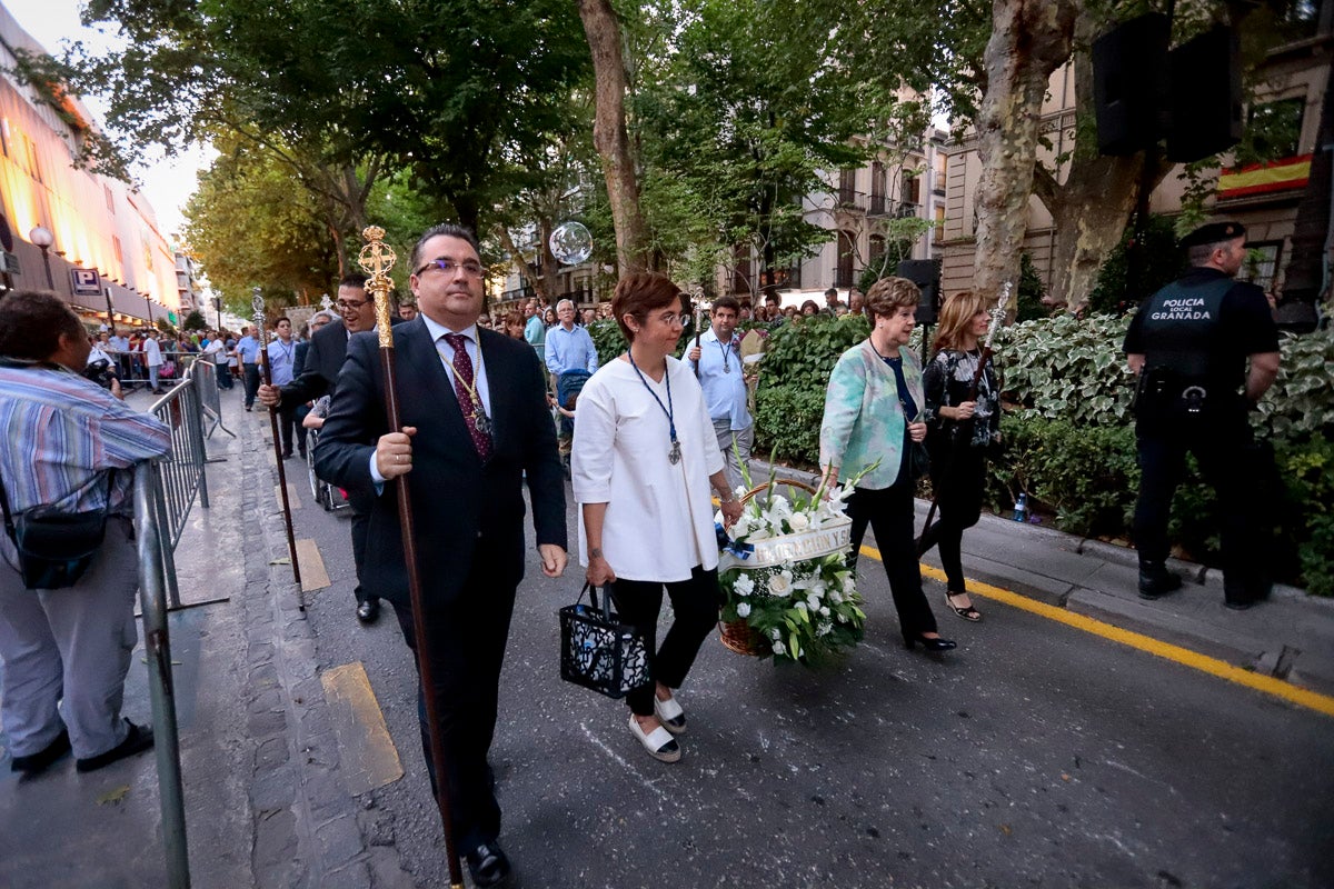 Miles de granadinos se reúnen en la Carrera para llenar de color la Basílica de las Angustias 