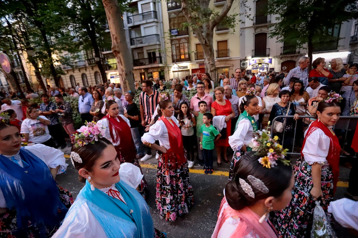 Miles de granadinos se reúnen en la Carrera para llenar de color la Basílica de las Angustias 