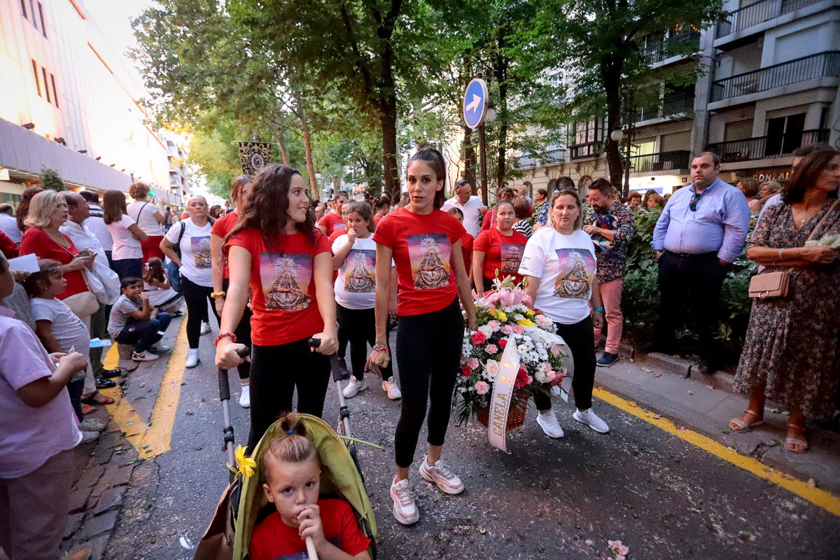 Miles de granadinos se reúnen en la Carrera para llenar de color la Basílica de las Angustias 