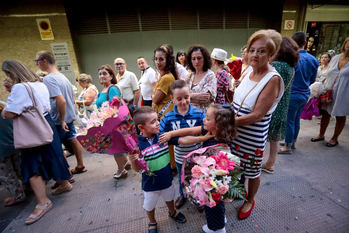 Miles de granadinos se reúnen en la Carrera para llenar de color la Basílica de las Angustias 