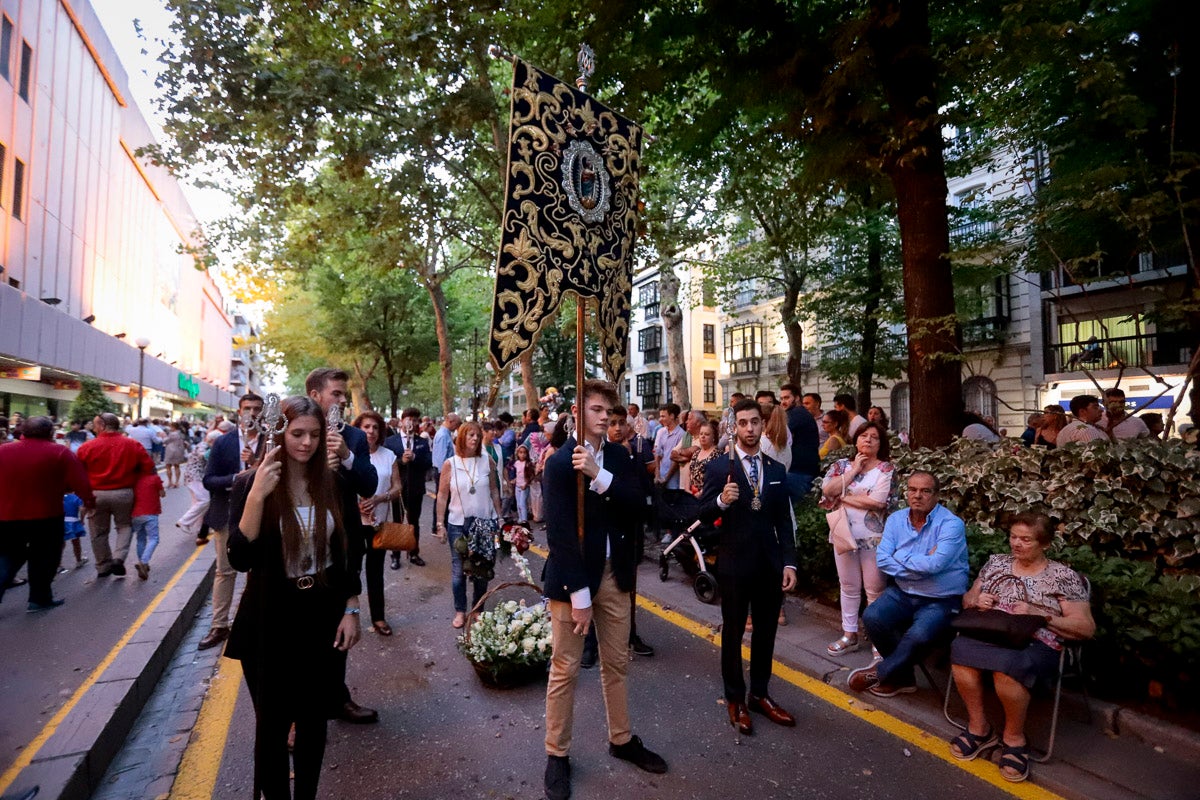 Miles de granadinos se reúnen en la Carrera para llenar de color la Basílica de las Angustias 