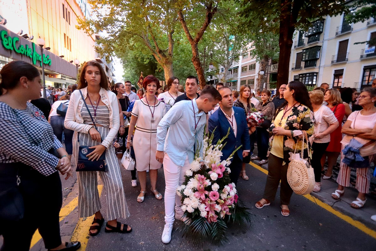 Miles de granadinos se reúnen en la Carrera para llenar de color la Basílica de las Angustias 