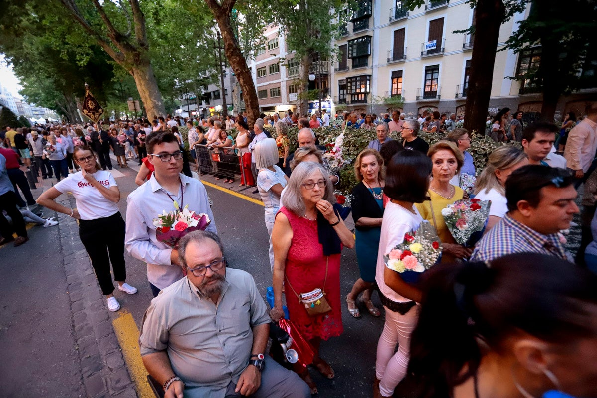 Miles de granadinos se reúnen en la Carrera para llenar de color la Basílica de las Angustias 