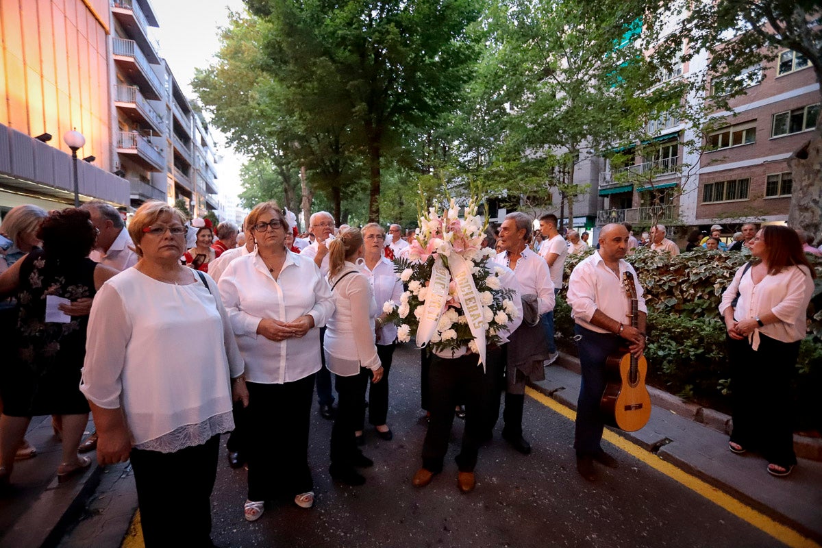 Miles de granadinos se reúnen en la Carrera para llenar de color la Basílica de las Angustias 