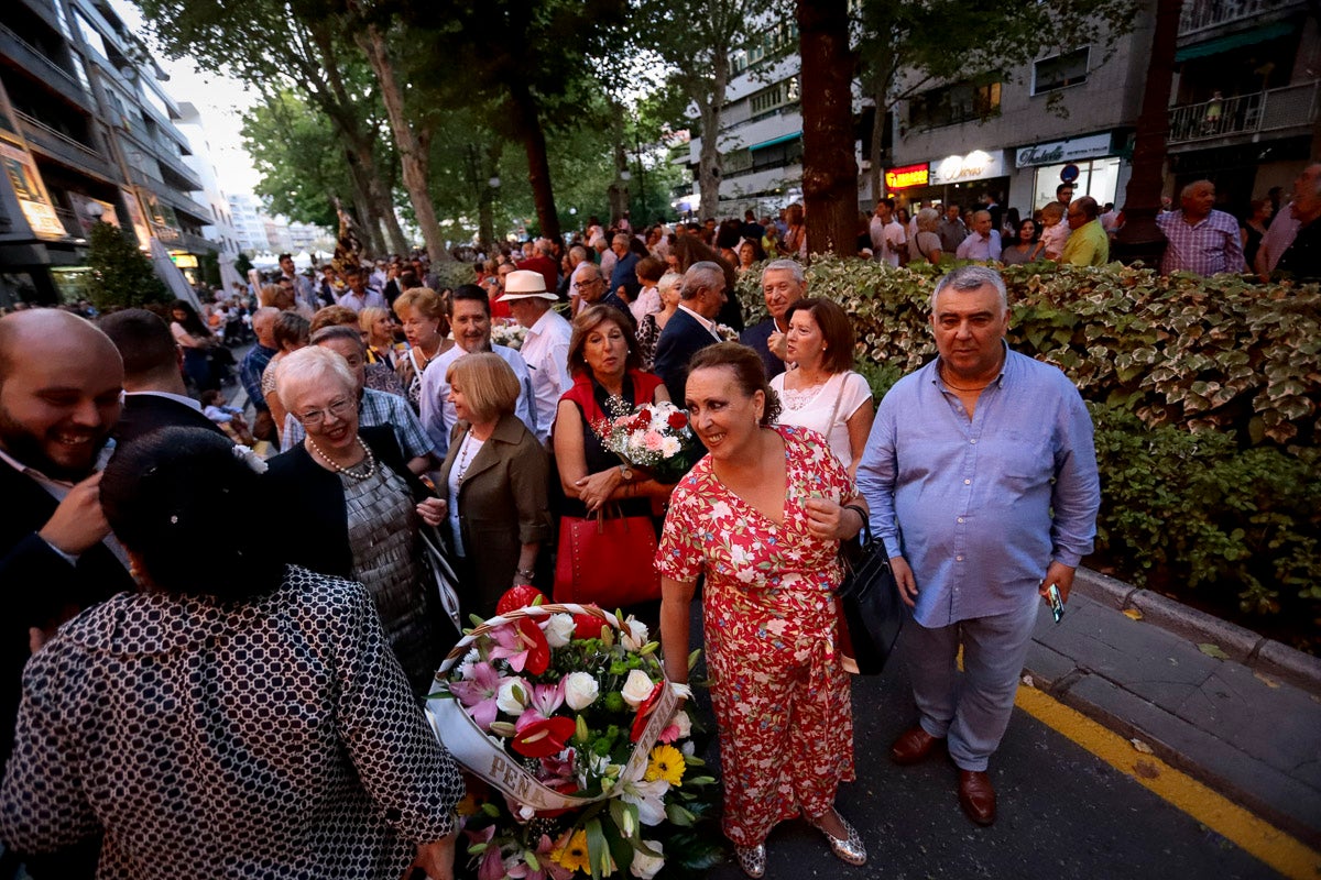 Miles de granadinos se reúnen en la Carrera para llenar de color la Basílica de las Angustias 