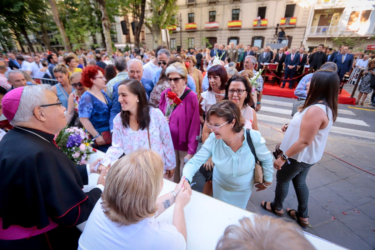 Miles de granadinos se reúnen en la Carrera para llenar de color la Basílica de las Angustias 