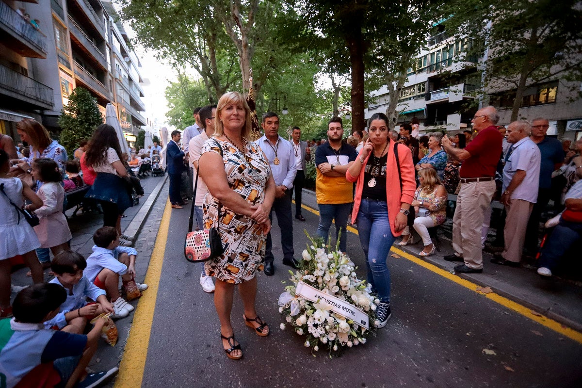 Miles de granadinos se reúnen en la Carrera para llenar de color la Basílica de las Angustias 