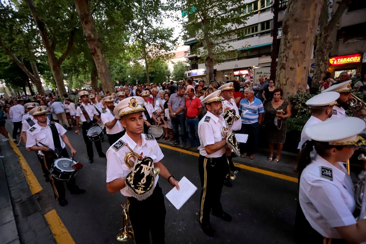 Miles de granadinos se reúnen en la Carrera para llenar de color la Basílica de las Angustias 