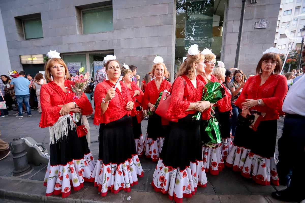 Miles de granadinos se reúnen en la Carrera para llenar de color la Basílica de las Angustias 