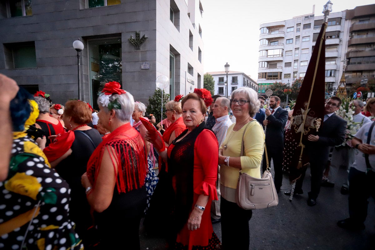 Miles de granadinos se reúnen en la Carrera para llenar de color la Basílica de las Angustias 