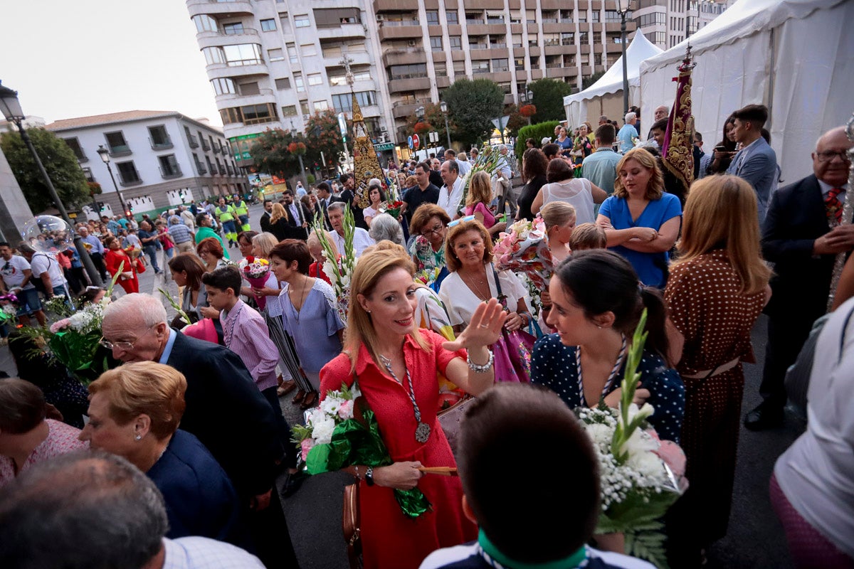 Miles de granadinos se reúnen en la Carrera para llenar de color la Basílica de las Angustias 