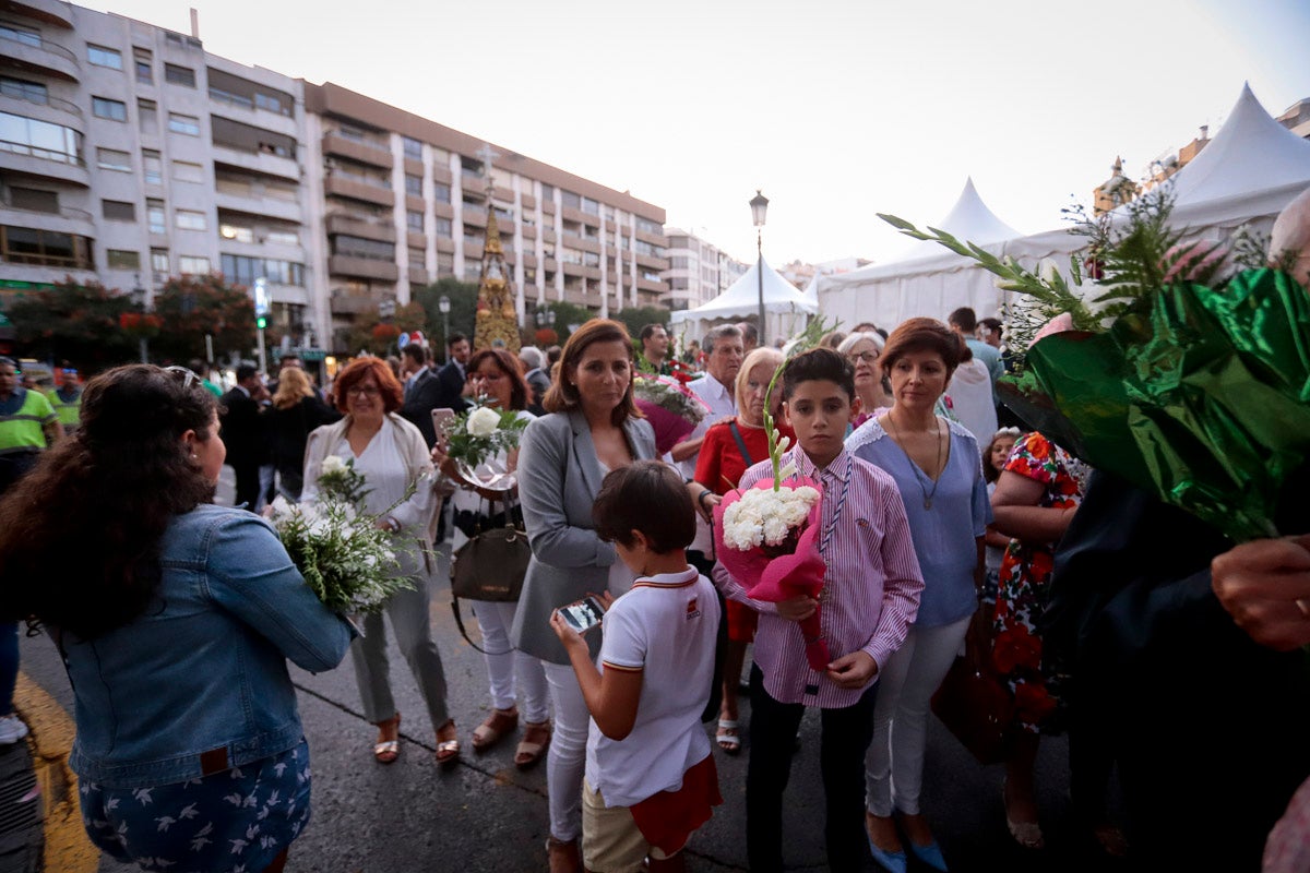 Miles de granadinos se reúnen en la Carrera para llenar de color la Basílica de las Angustias 