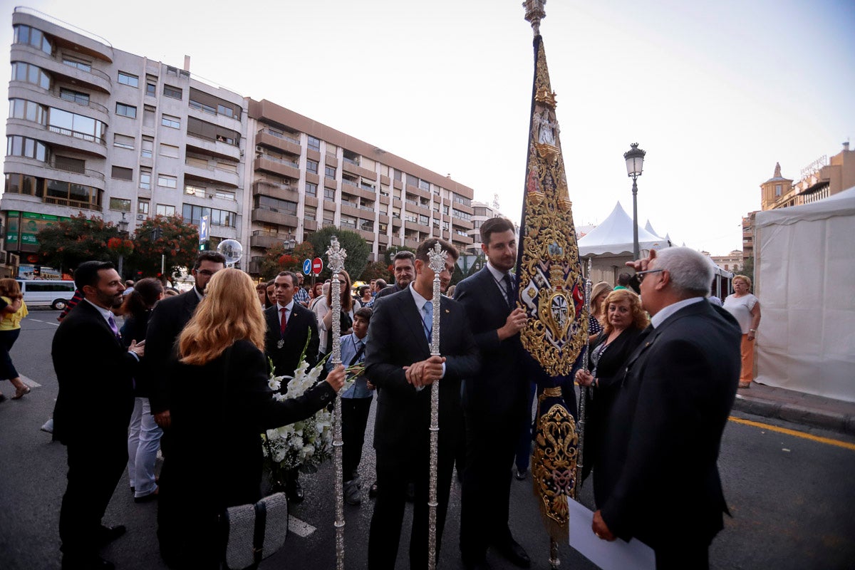 Miles de granadinos se reúnen en la Carrera para llenar de color la Basílica de las Angustias 