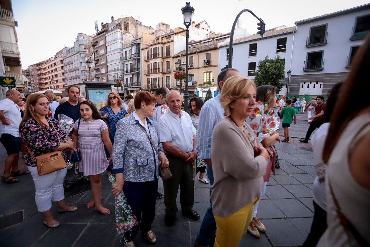 Miles de granadinos se reúnen en la Carrera para llenar de color la Basílica de las Angustias 