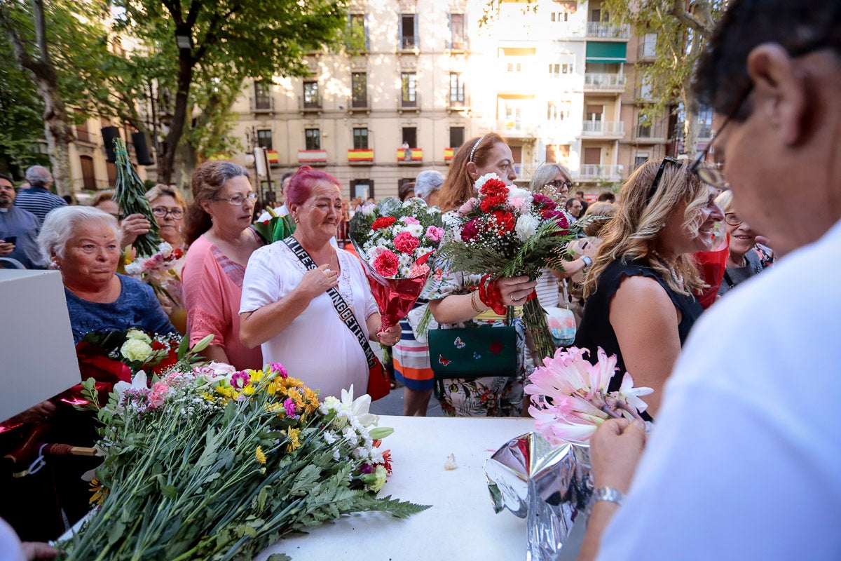 Miles de granadinos se reúnen en la Carrera para llenar de color la Basílica de las Angustias 