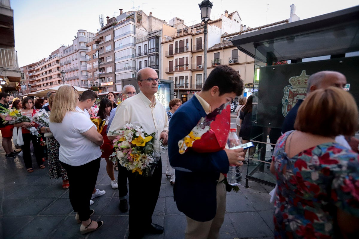 Miles de granadinos se reúnen en la Carrera para llenar de color la Basílica de las Angustias 