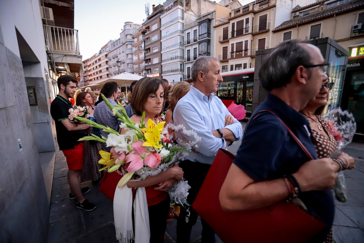 Miles de granadinos se reúnen en la Carrera para llenar de color la Basílica de las Angustias 