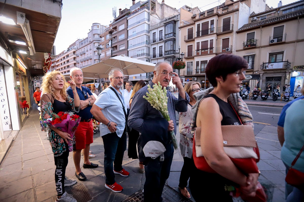 Miles de granadinos se reúnen en la Carrera para llenar de color la Basílica de las Angustias 