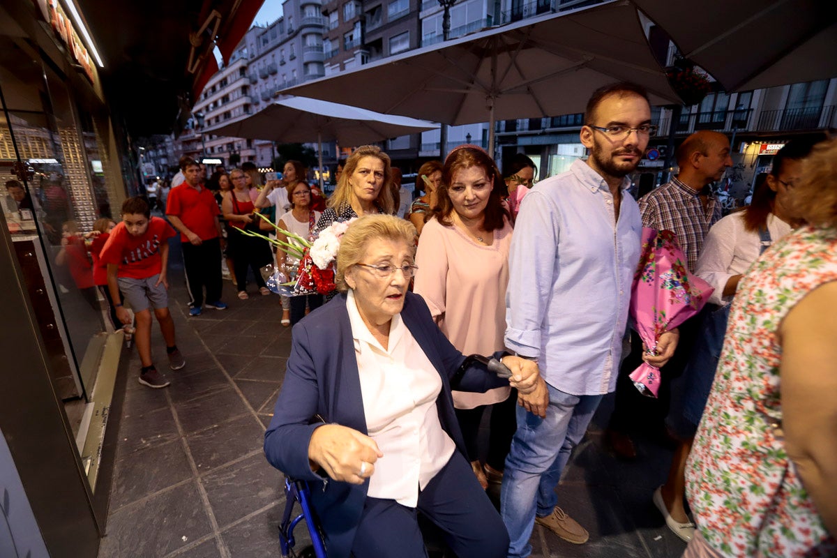 Miles de granadinos se reúnen en la Carrera para llenar de color la Basílica de las Angustias 