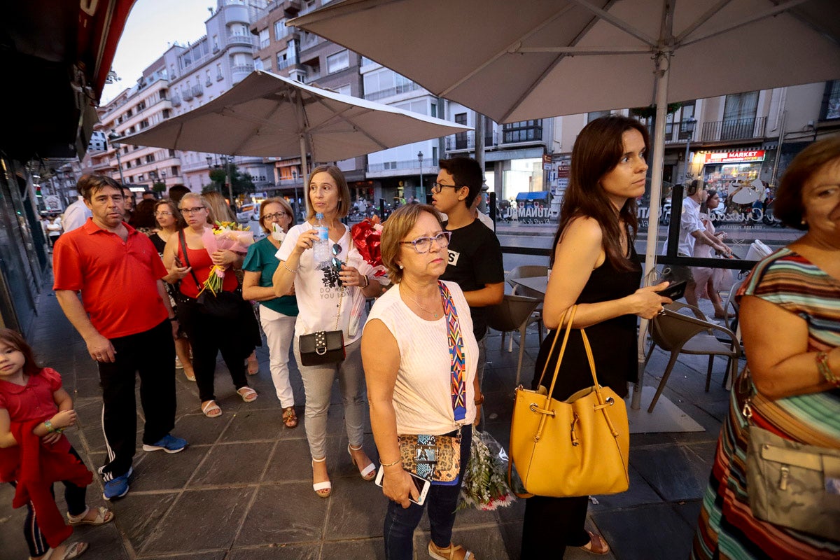 Miles de granadinos se reúnen en la Carrera para llenar de color la Basílica de las Angustias 