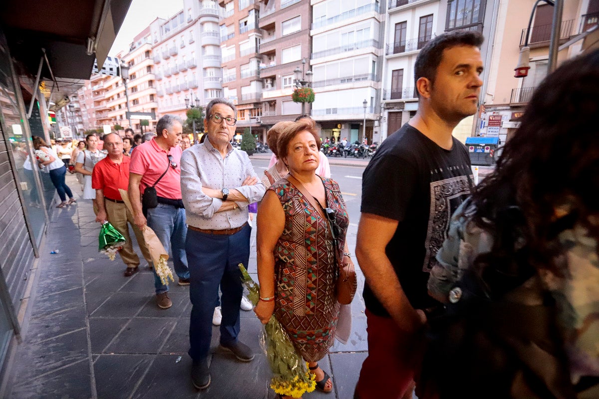 Miles de granadinos se reúnen en la Carrera para llenar de color la Basílica de las Angustias 