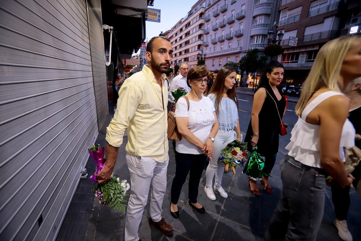 Miles de granadinos se reúnen en la Carrera para llenar de color la Basílica de las Angustias 